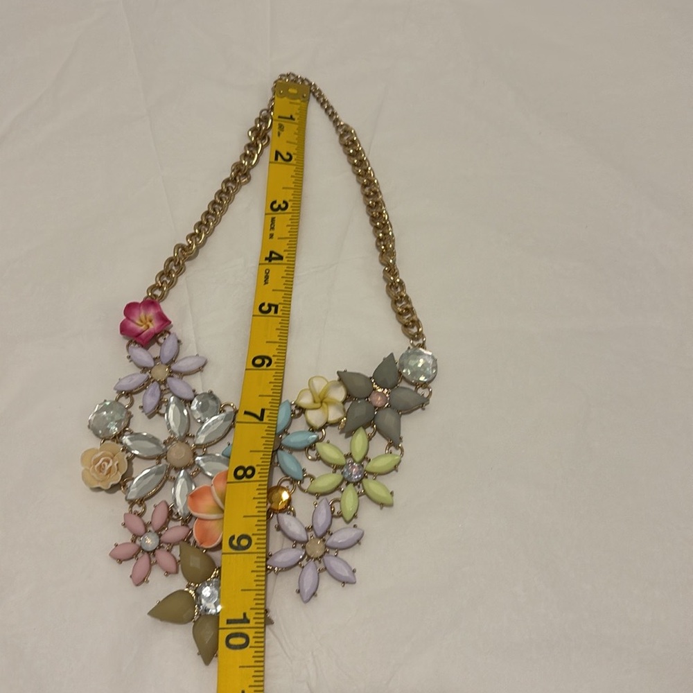 Floral necklace costume jewelry resin & plastic flowers & stones gold tone chain - Picture 6 of 6